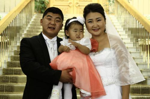 Жүжигчин Батаа хоёр дахь охиноо өлгийдөн авчээ